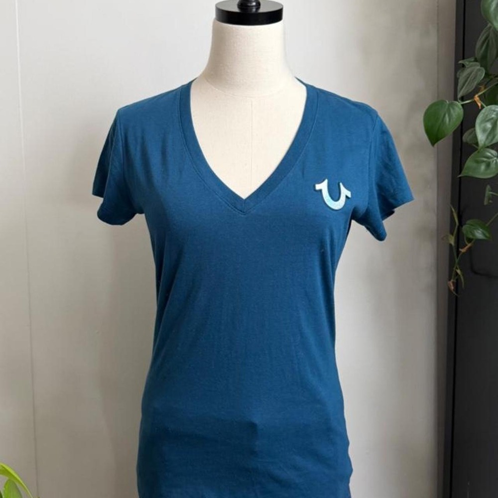 True Religion Womens Teal Blue V-Neck T-Shirt Silver Logo Y2K Baby Tee Small